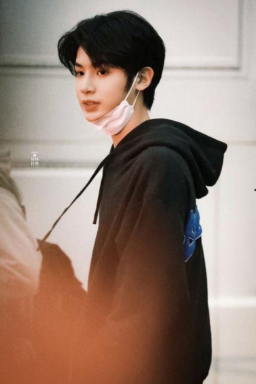 吃瓜娱乐黄明昊视频,带你领略明星幕后趣事